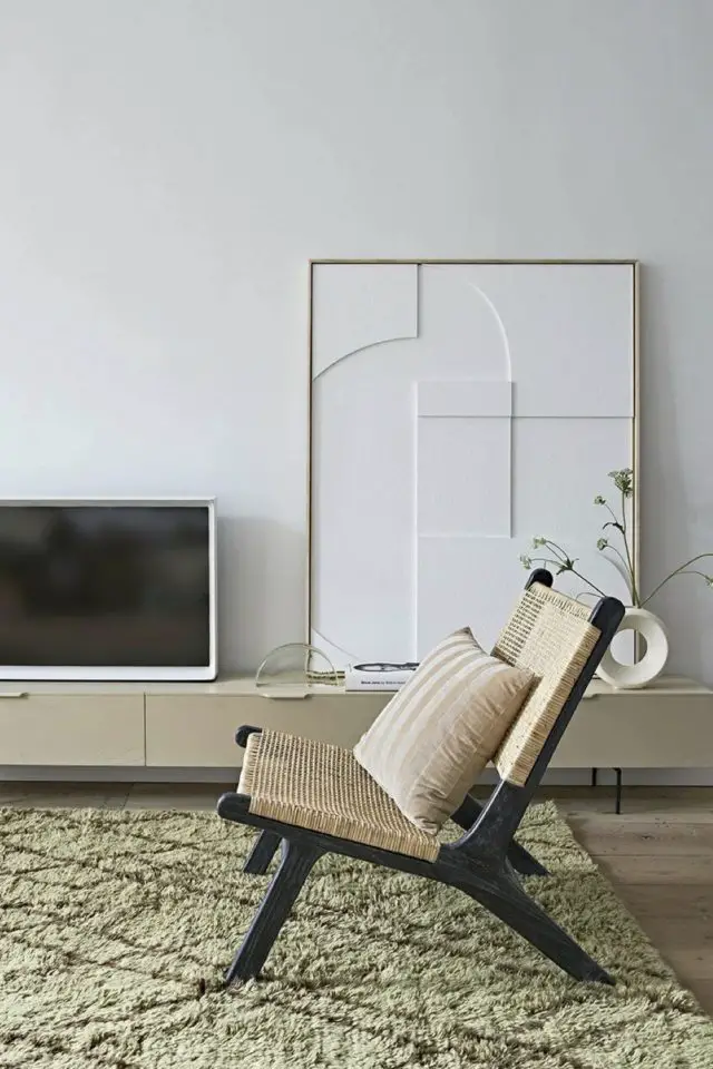 deco design moderne exemple minimalisme tendance naturelle couleur neutre tableau relief fauteuil bas