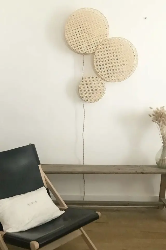 deco design moderne exemple minimalisme matériaux nobles bois cannage applique murale ronde petit fauteuil en cuir avec coussin