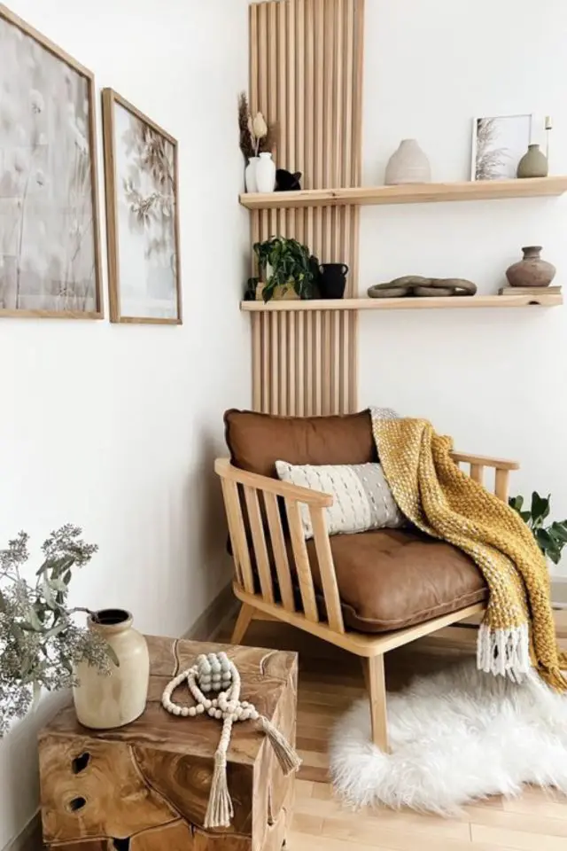 deco murale tasseaux bois etagere exemple salon angle de la pièce fauteuil cuir moderne cosy