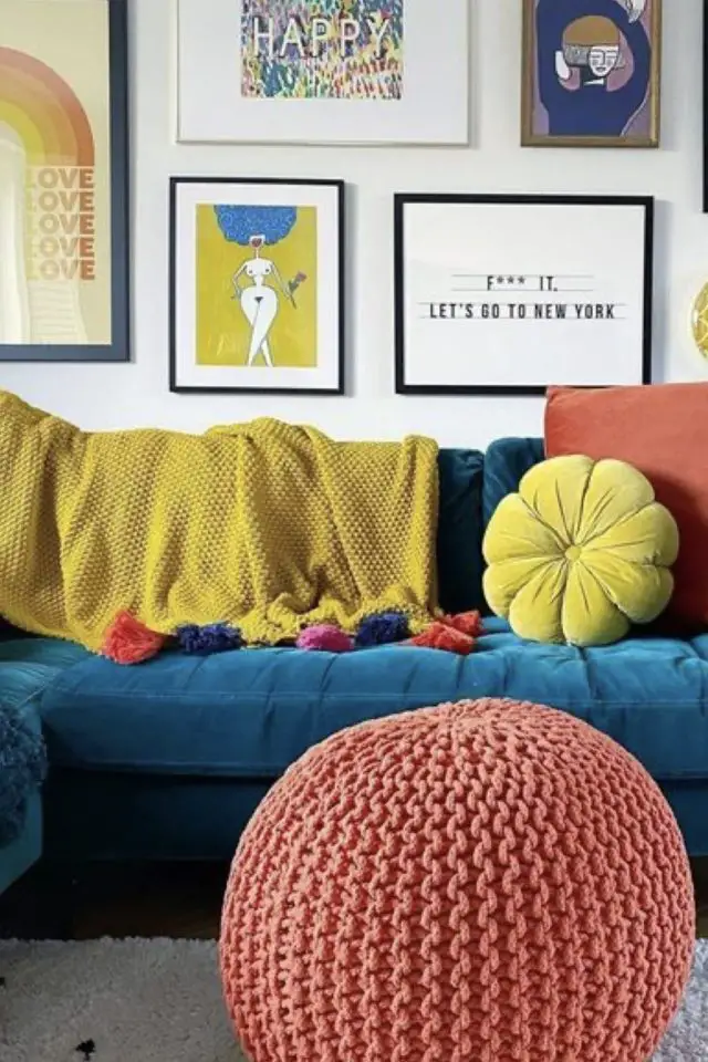 deco salon canape turquoise exemple accessoire textile couleur jaune et corail bonne humeur
