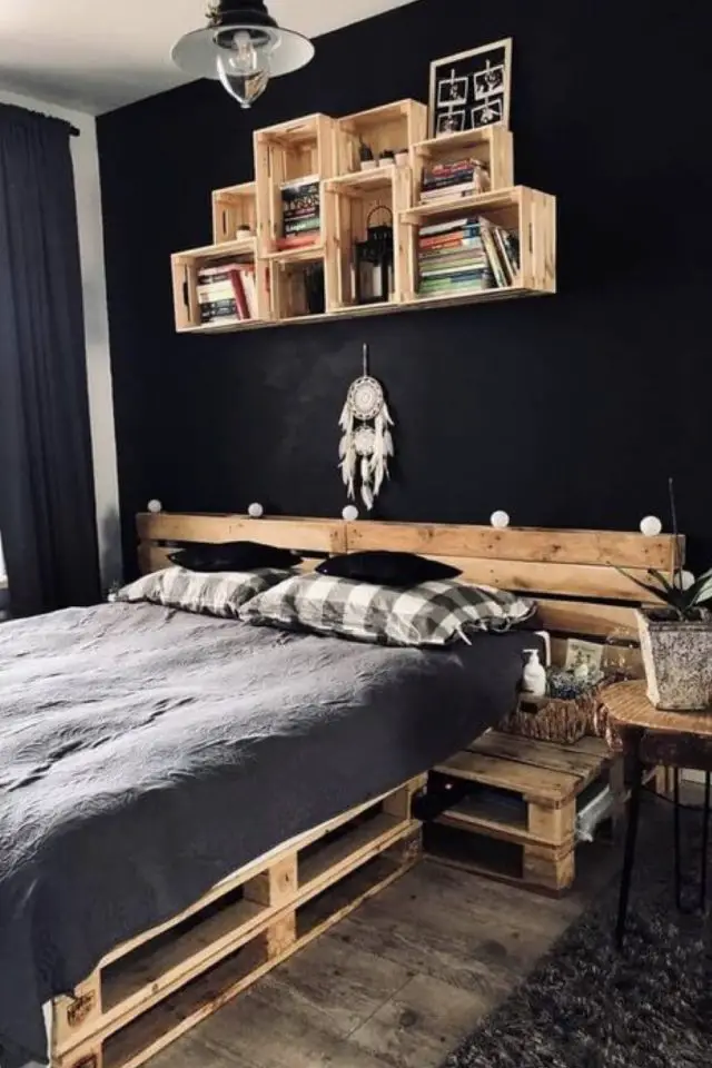 decor chambre palette exemple moderne contraste bois et couleur noir peinture tête de lit