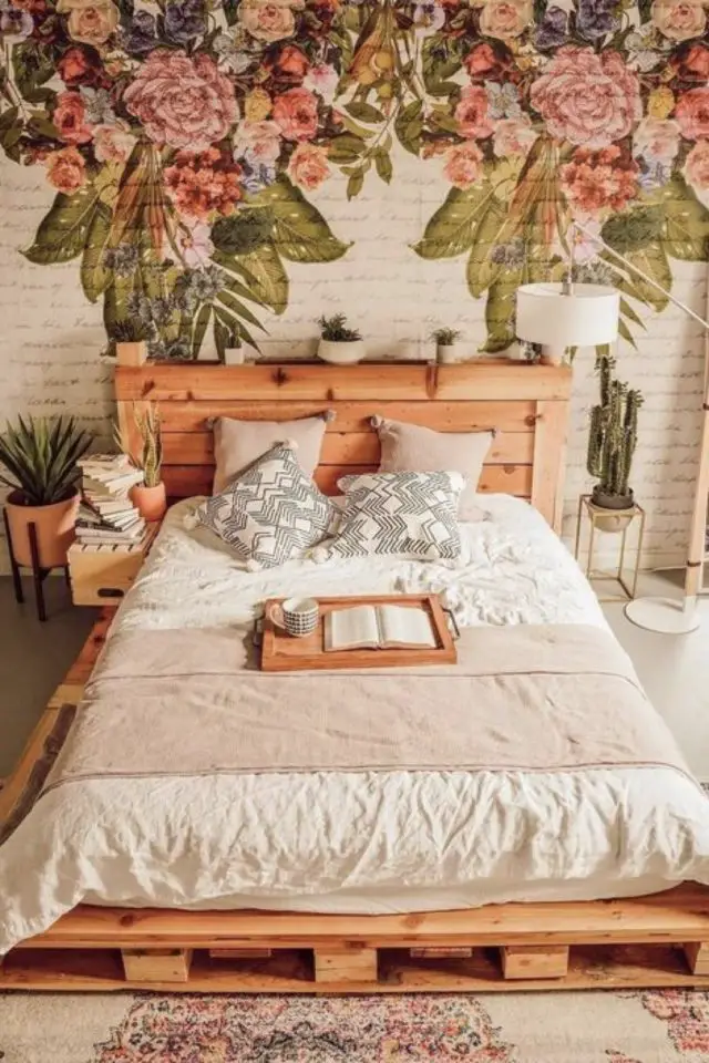 decor chambre palette exemple moderne revêtement mural floral tête de lit