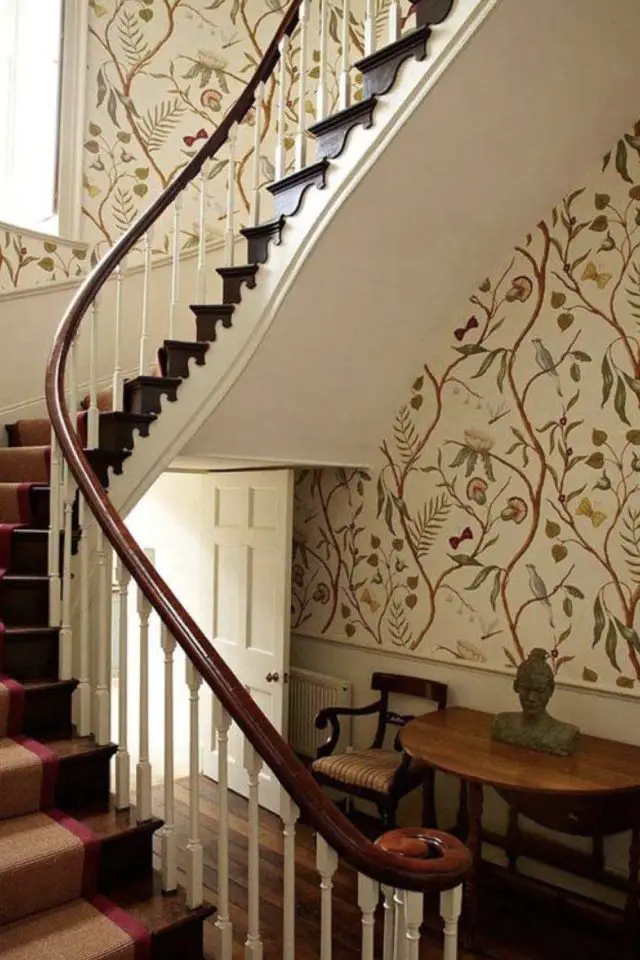decor papier peint fleur exemple cage d'escaliers élégante classique chic