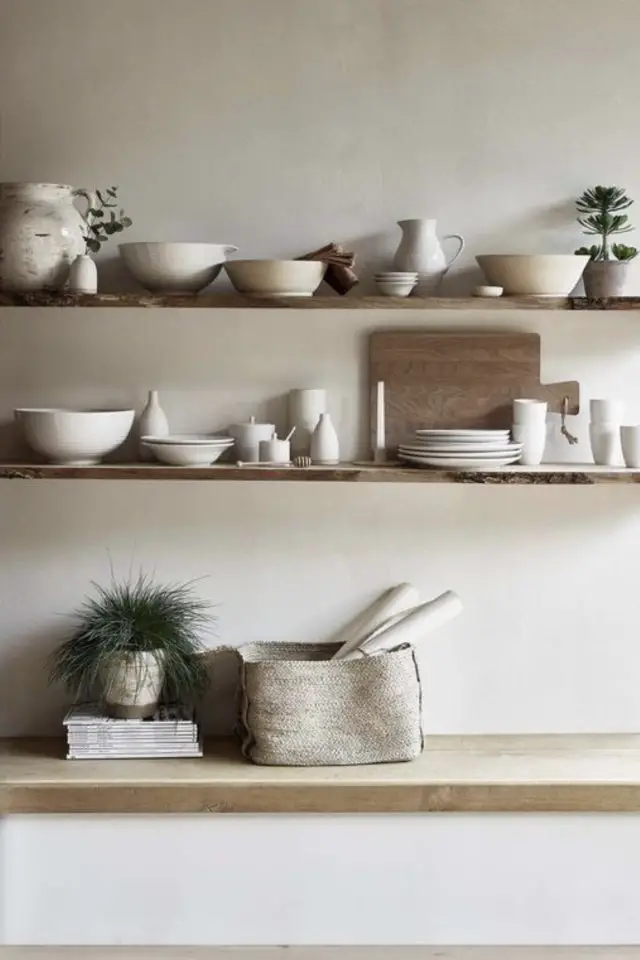 decor salle a manger cuisine minimaliste cosy étagère en bois sur fond neutre rangement vaisselle apparente artisanale