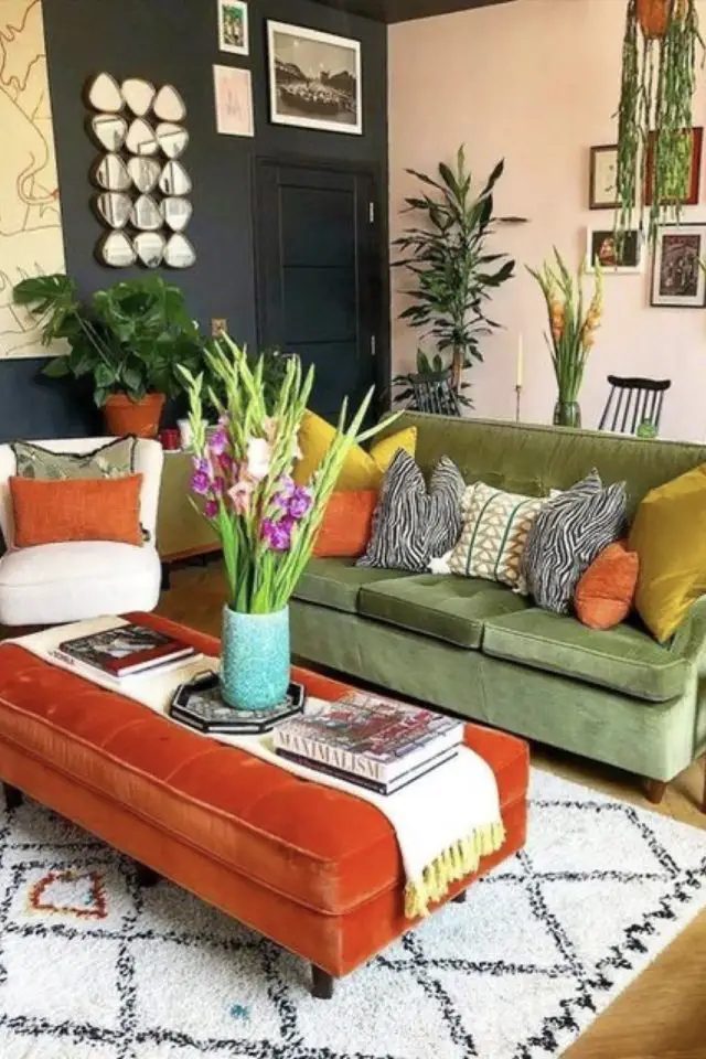 decor salon style eclectique exemple canapé vert repose pied velours xxl orange blanc mur noir et rose clair