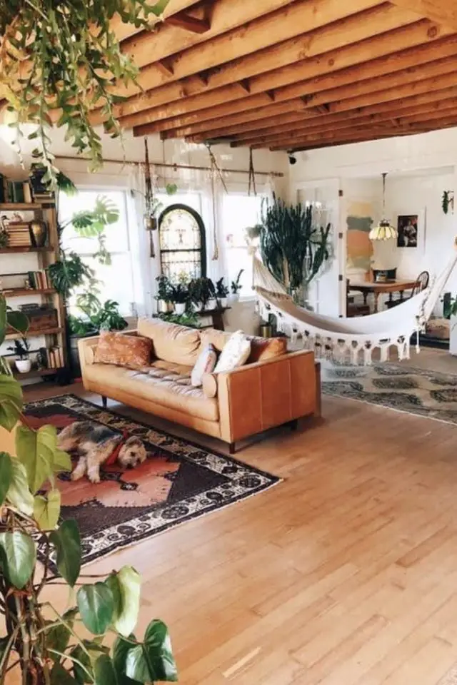 decor salon style eclectique exemple canapé en cuir intemporel tapis oriental poutre en bois parquet hamac