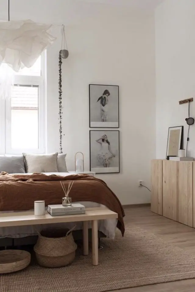 decoration chambre adulte minimale et chaleureuse parquet mobilier en bois décor mural épuré photo en noir et blanc banc au bout du lit parure couleur neutre et organique