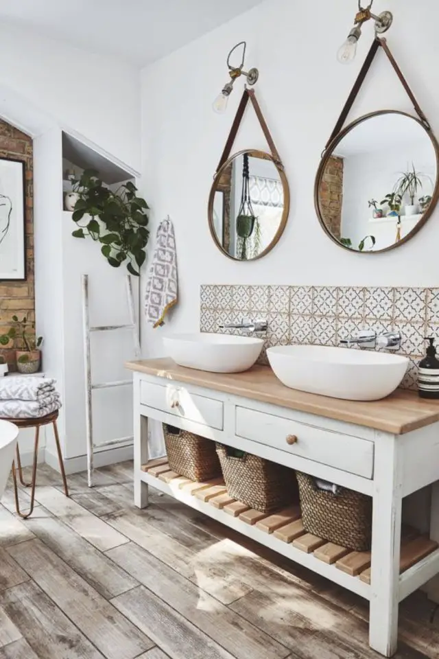 double miroirs salle de bain moderne exemple ronds suspendus ambiance lumineuse carreaux de ciment crédence meuble et mur blanc