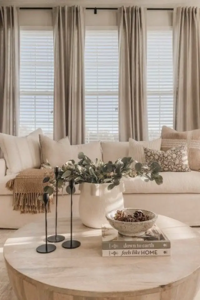 exemple decor table basse moderne salon neutre beige élégant chic bougeoirs livres coupelles vase eucalyptus