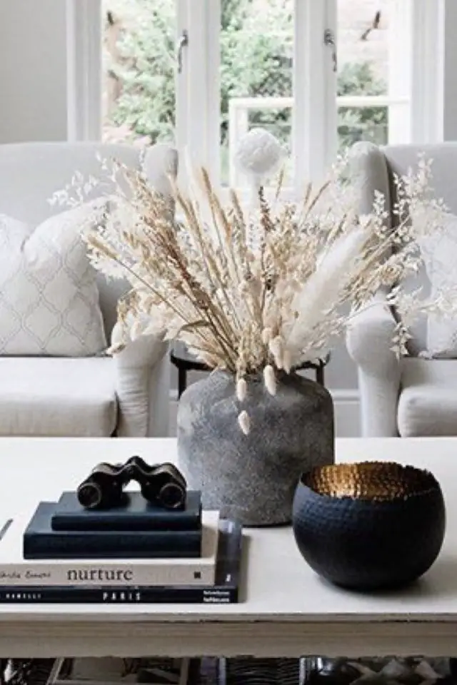 exemple decor table basse moderne livres photophore vase en pierre ambiance slow living