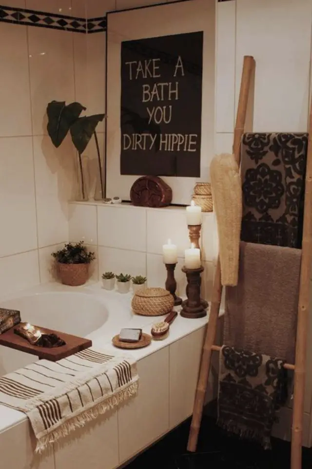 exemple decoration interieure echelle salle de bain serviette ambiance moderne