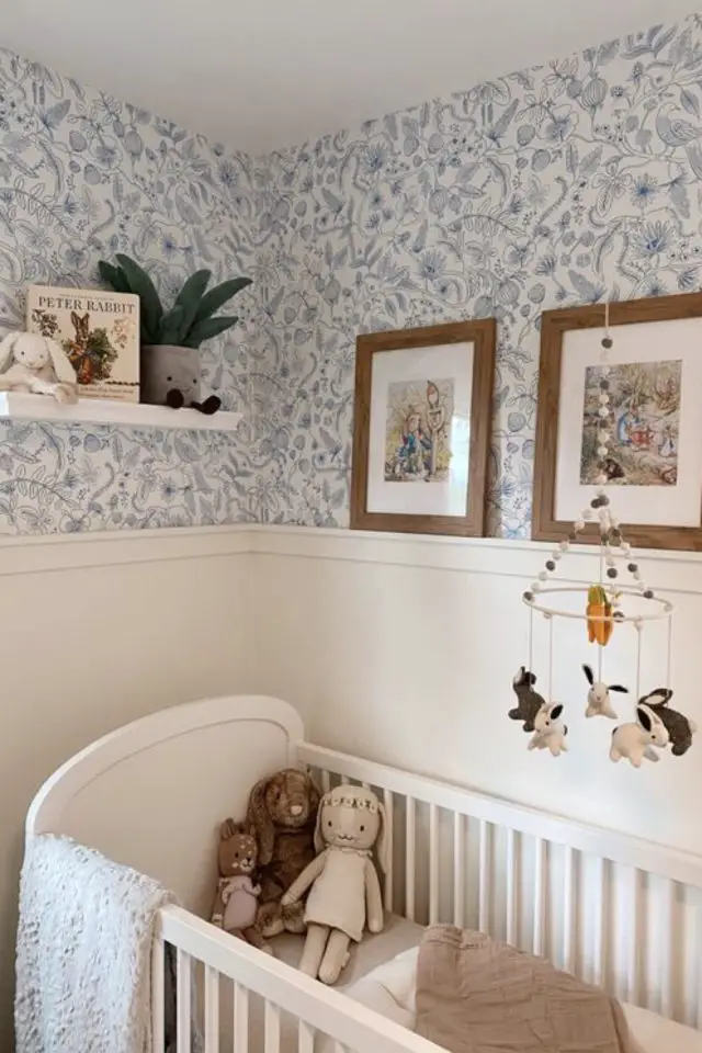 exemple decoration papier peint fleuri chambre bébé soubassement bleu blanc chic