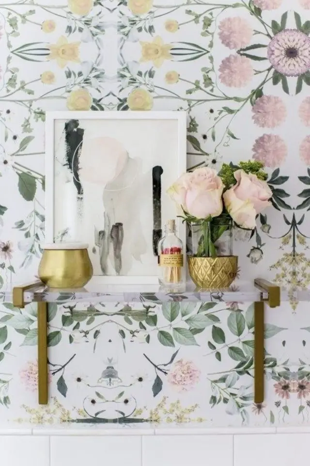 exemple decoration papier peint fleuri élégant fond blanc rose doré
