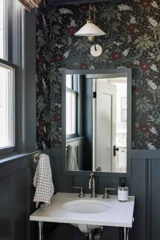 exemple decoration papier peint fleuri salle de bain classique chic peinture soubassement couleur sourde