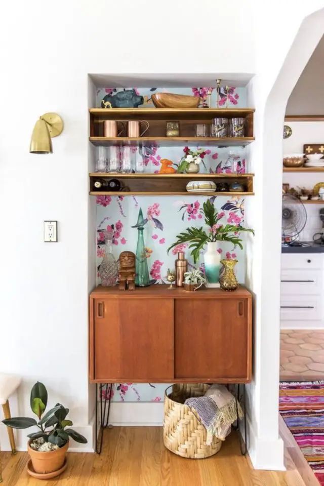 exemple decoration papier peint fleuri salon séjour meuble mid century modern renfoncement