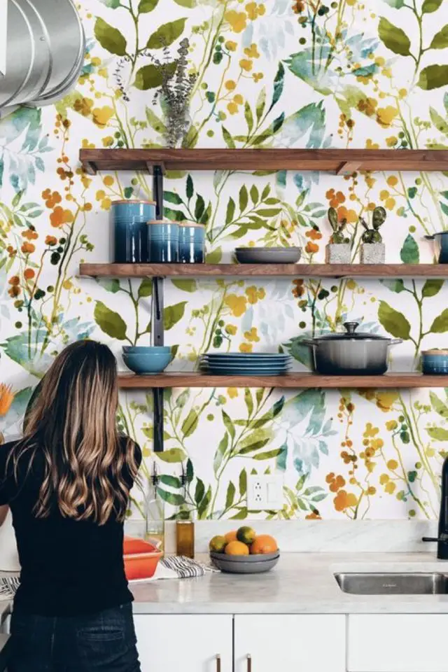 exemple decoration papier peint fleuri étagère murale bois cuisine inspiration
