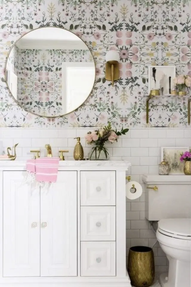 exemple decoration papier peint fleuri salle de bain blanche ambiance féminine soubassement miroir blanc