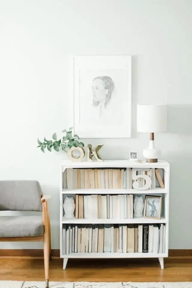 exemple petit meuble rangement salon blanc gris minimaliste lampe à poser