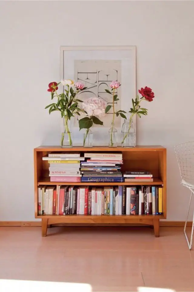 exemple petit meuble rangement salon mobilier vintage bois verni fleur livre appoint complément