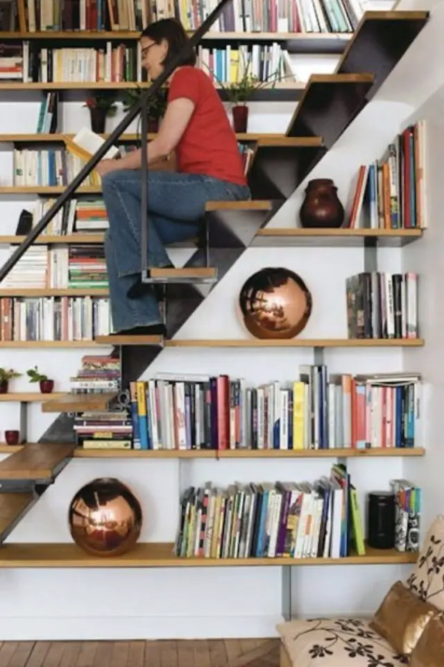 exemple rangement livre étagère escaliers gain de place pratique moderne