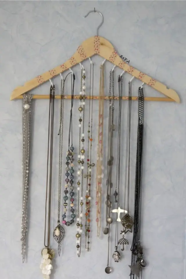 exemple recup cintres porte bijoux suspendre collier DIY facile et pas cher