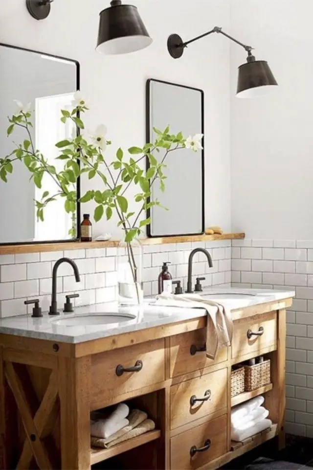 exemple salle de bain double vasque deux miroirs rectangulaire avec tablette en bois carrelage métro blanc meuble en bois clair