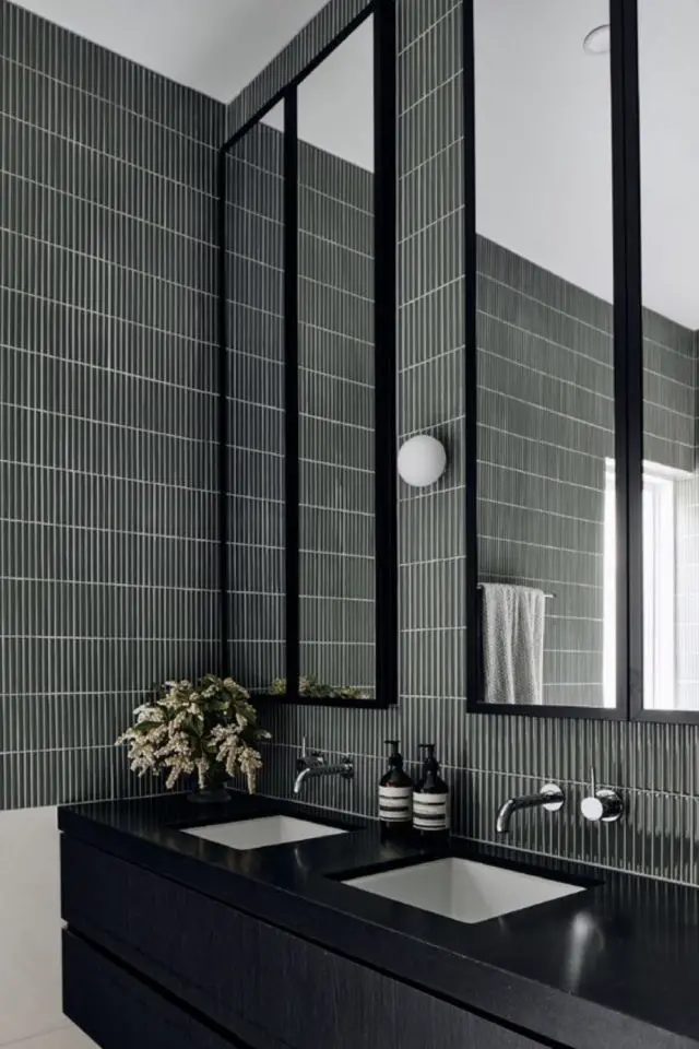 exemple salle de bain double vasque deux miroirs petit espace miroir élégant encadrement noir très haut