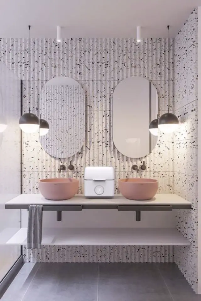 exemple salle de bain double vasque deux miroirs ovale vasque rose ambiance moderne lampe suspendue