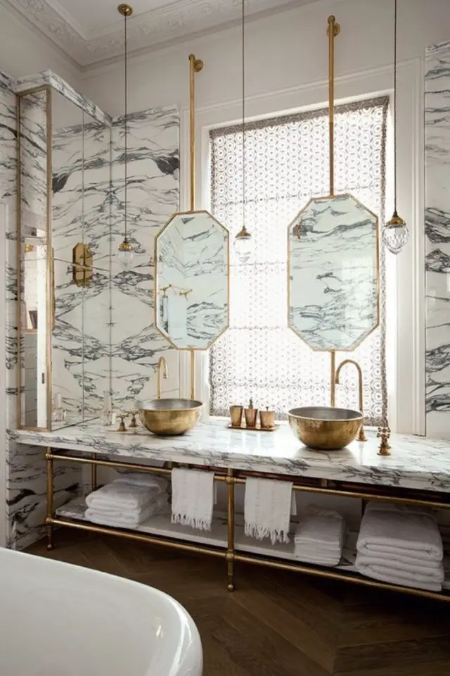 exemple salle de bain double vasque deux miroirs art déco laiton forme 8 côtés octogone