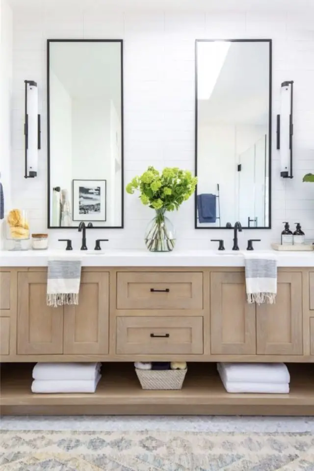 exemple salle de bain double vasque deux miroirs plus haut que large encadrement noir rectangulaire meuble en bois plan vasque blanc