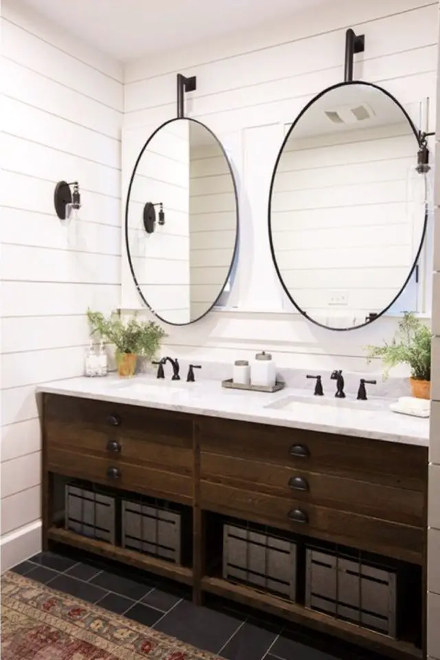 exemple salle de bain double vasque deux miroirs ovale simple encadrement fin meuble bois foncé lambris bois PVC peint