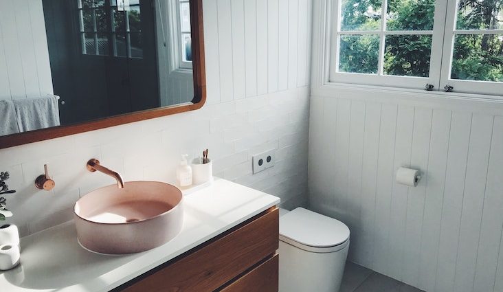 idee deco salle de bain chaleureuse bois et blanc moderne carrelage miroir