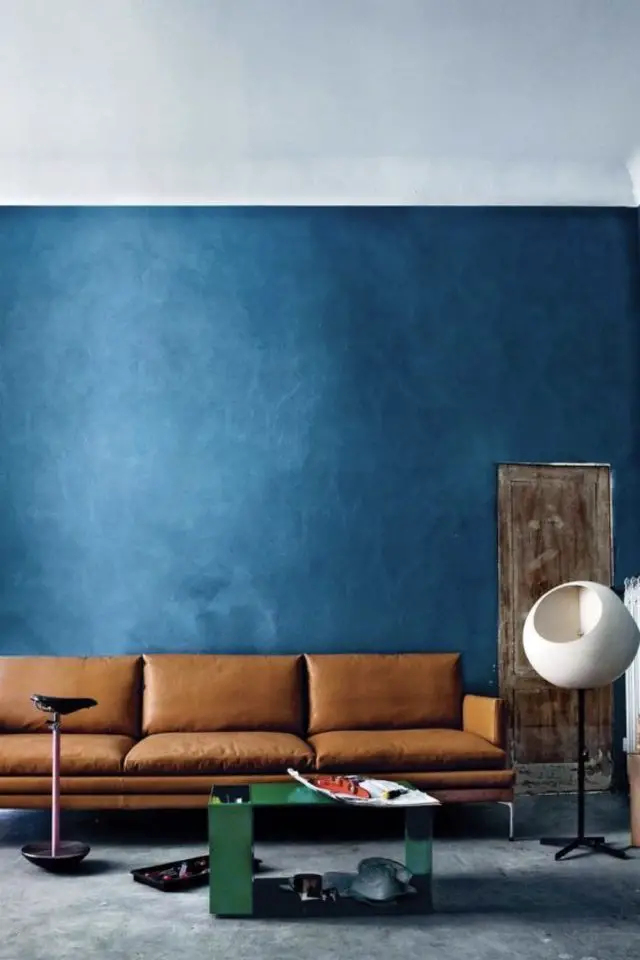 interieur bleu elegant et calme exemple soubassement canapé cuir naturel