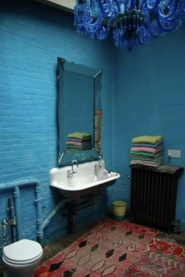 interieur bleu elegant et calme exemple peinture brique salle de bain rétro