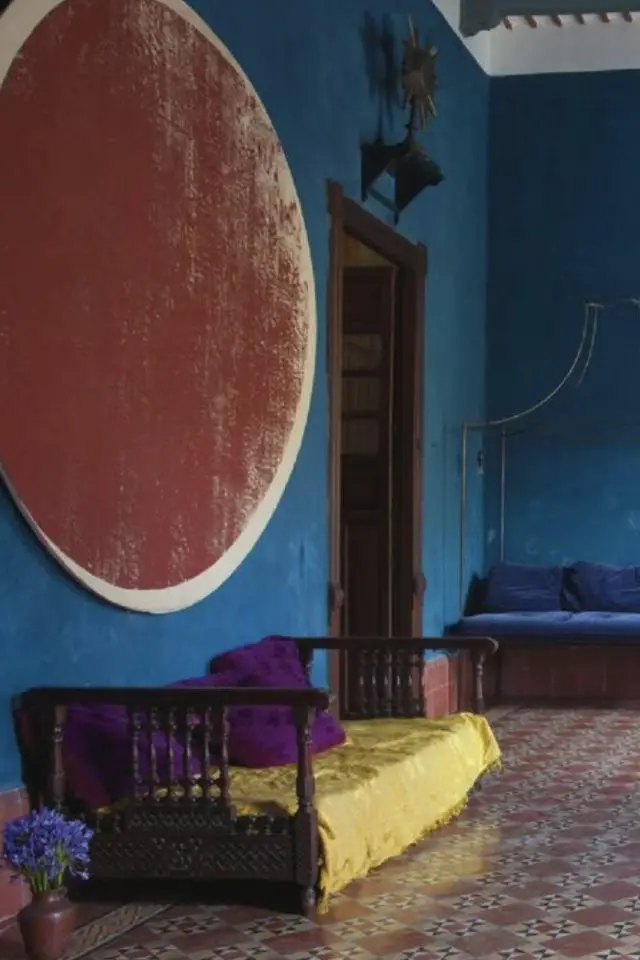 interieur bleu elegant et calme exemple style asiatique banquette décor mural rouge contraste chaud froid