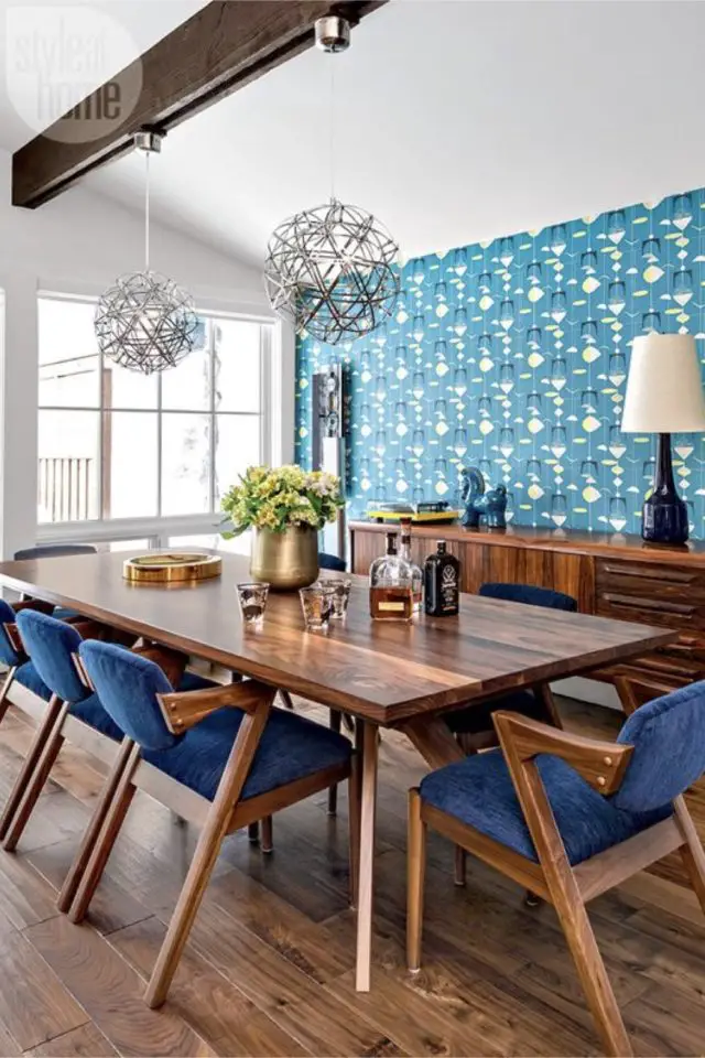 papier peint salle a manger exemple ambiance mid century modern vintage bois sombre revêtement mural bleu motif rétro