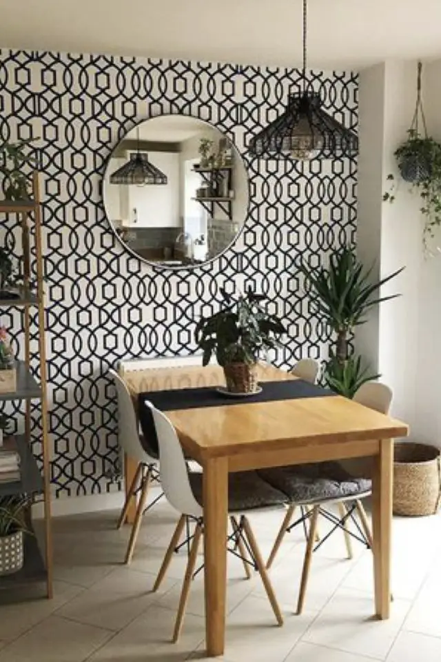 papier peint salle a manger exemple noir et blanc motif entrelacs table en bois clair