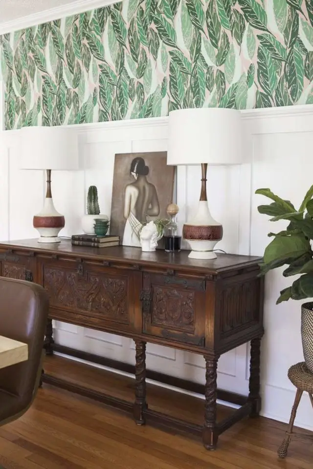 papier peint salle a manger exemple motif tropical moderne vert et blanc soubassement moulure blanche