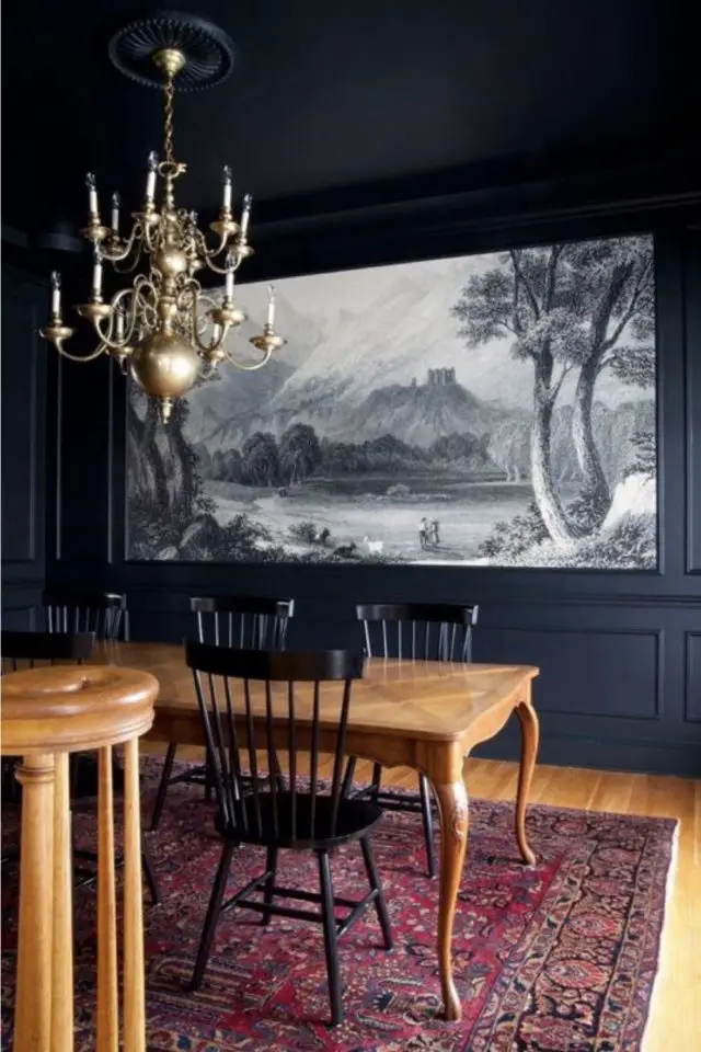 papier peint salle a manger exemple panoramique comme un tableau associer à de la peinture et des moulures classique chic