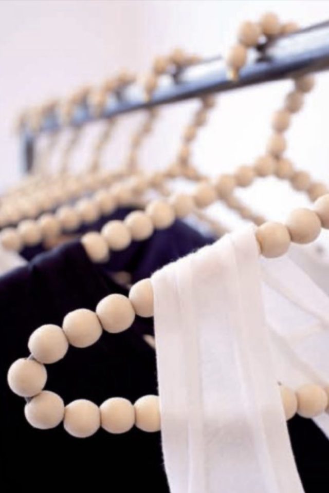 relooker cintres exemple recup customisé perle en bois scandinave féminin
