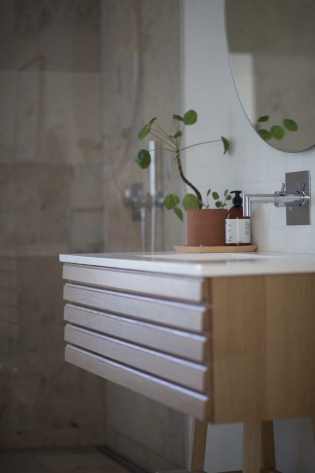 salle de bain cosy et chaleureuse meuble vasque en bois mural moderne petite plante verte