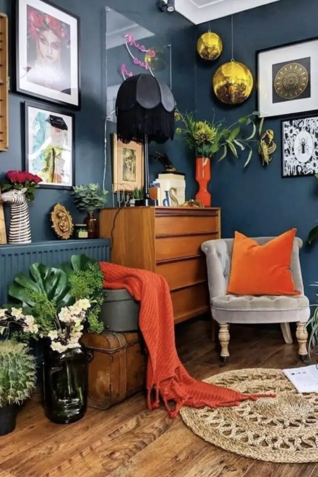 salon eclectique objet decoratif exemple peinture murale bleue meuble années 50 vintage lampe affiches encadrées fauteuil vase