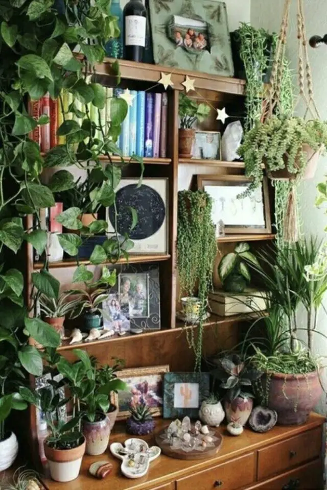 salon eclectique objet decoratif exemple bibliothèque en bois affiche livre plantes