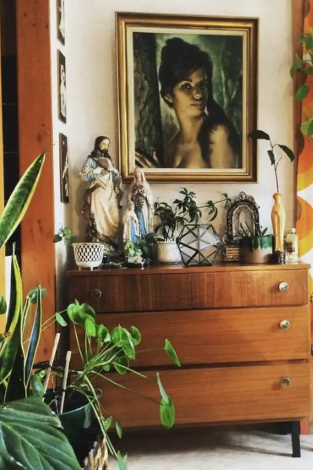 salon eclectique objet decoratif exemple original religion vierge marie rétro vintage