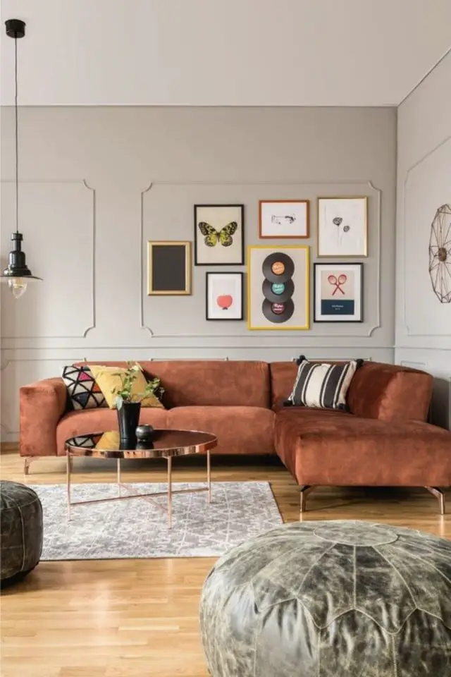 salon eclectique objet decoratif exemple minimalisme élégant chic canapé angle velours rouille vinyle papillon