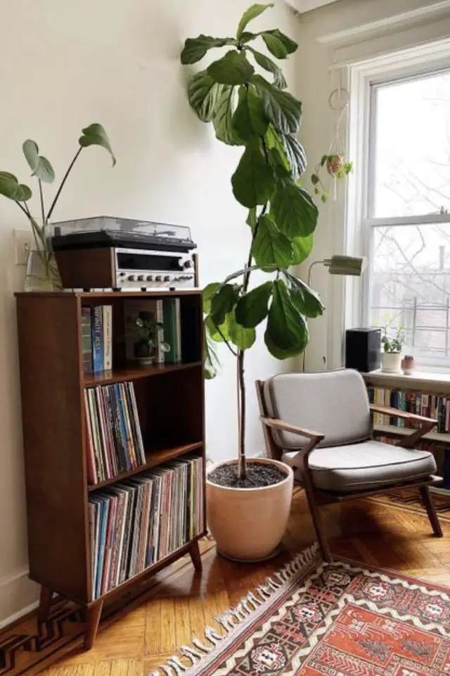 salon melange style vintage exemple meuble rangement vinyle platine fauteuil armature bois figuier plante verte mini bibliothèque