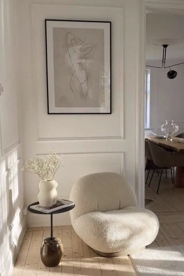 salon minimaliste cosy exemple angle de la pièce fauteuil bouclette beige arrondi petite table d'appoint noir simplicité