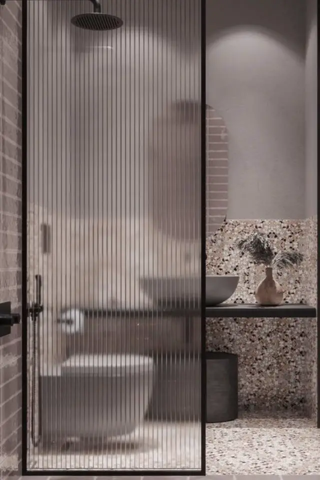 amenagement salle de bain verre materiau cloison et porte transparence feutrée striée