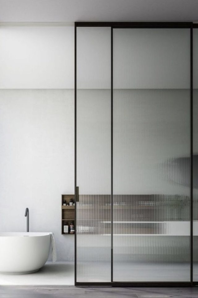 amenagement salle de bain verre materiau porte coulissante design moderne transparence