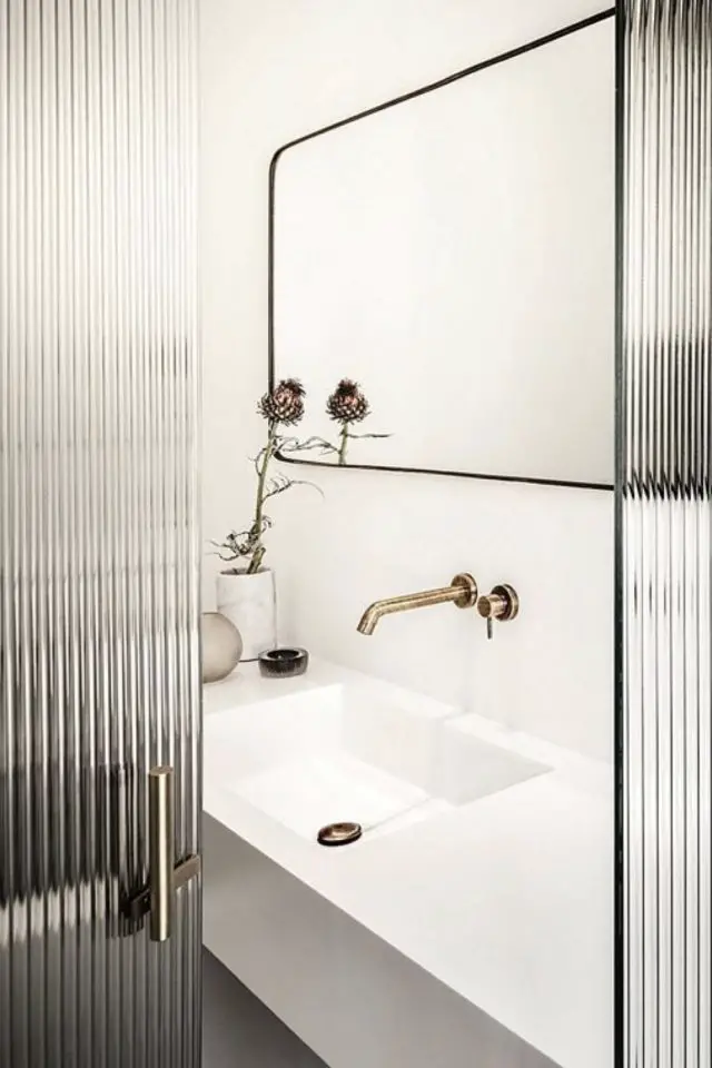 amenagement salle de bain verre materiau élégance chic strié moderne